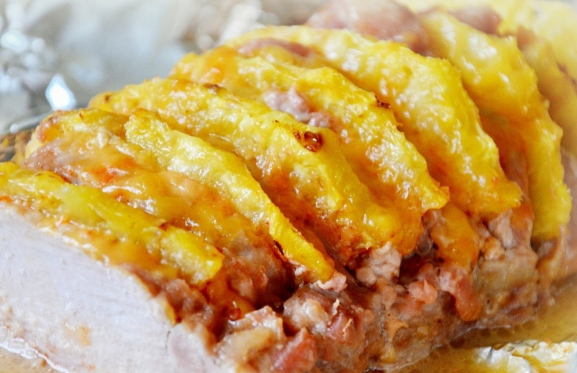 1. Этап. Мясо с ананасами: 4. Я обычно заворачиваю мясо в фольгу, а за 10 минут до готовности разворачиваю ее, чтобы образовалась румяная корочка. Запекается свинина около 40 минут при температуре 180 градусов.