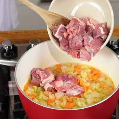 1. Этап. Лапша с говядиной и овощами: Добавляем кусочки говядины, ставим на огонь. Доводим до кипения.