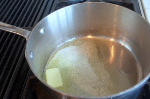 1. Этап. Соус Чили кон кесо: 1. Для начала растопите масло в сотейнике или кастрюле.