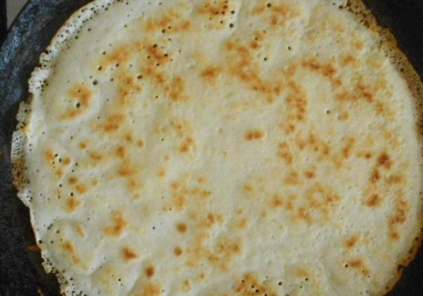 1. Этап. Простые блины на воде: Блины выпекайте с двух сторон до золотистого цвета.