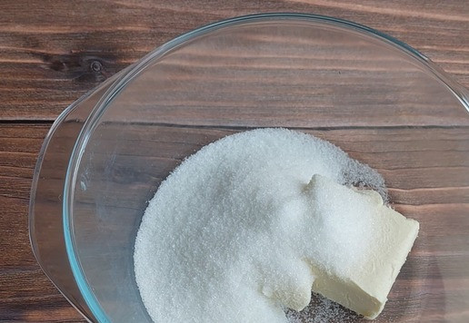 1. Этап. Творожные пончики в мультипекаре: Размягченное сливочное масло соединить с сахаром, перемешать венчиком или лопаткой, как вам удобно.