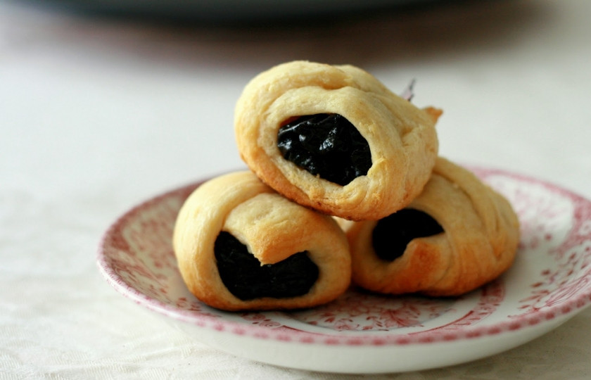 1. Этап. Рогалики с черносливом: Вот так выглядят рогалики со стороны, можете их перед подачей посыпать сахарной пудрой, но до этого обязательно дождитесь полного остывания. Приятного аппетита!