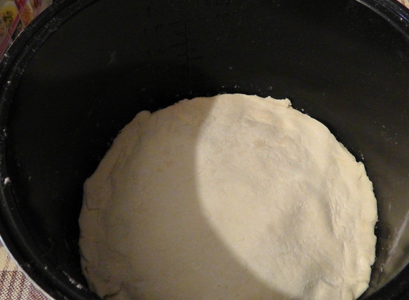 1. Этап. Творожный пирог в мультиварке: 5. Берем чашу мультиварки, смазываем маслом. Тесто раскатать и распределить по дну чаши (при этом оставляя бортики высотой 5 см). Чашу с тестом ставим в холодное место на полчаса.