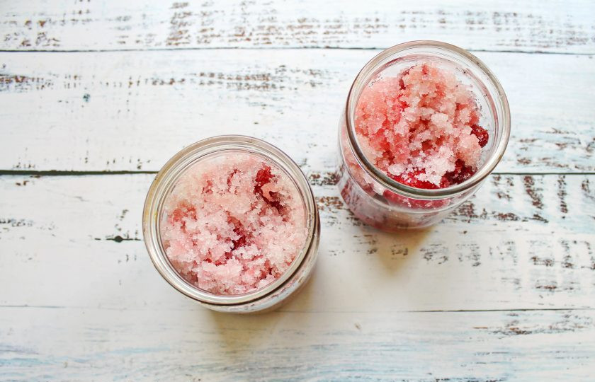 1. Этап. Варенье из клубники в духовке: Банки тщательно вымойте и вытрите насухо. Разложите ягоды с сахаром по банкам, не до самого верха.