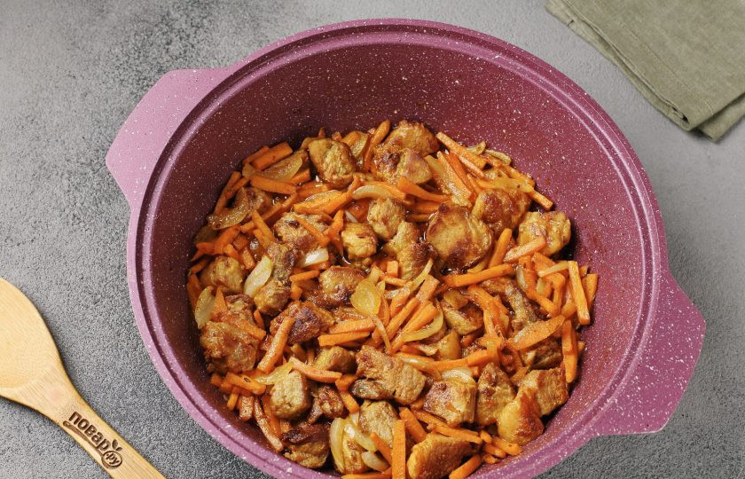 1. Этап. Плов с булгуром и жареной вермишелью: Обжарьте мясо с овощами в течение 7-10 минут.