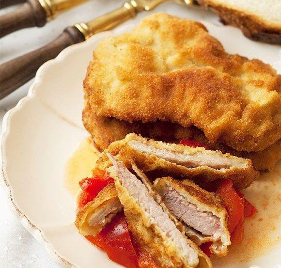 1. Этап. Свиная отбивная в панировке: 5. На сковороде разогреем смалец и растительное масло, затем в муке обваливаем мясо, обмакиваем в яичную смесь, затем в сухари. Кладем на сковороду, поджариваем с обеих сторон, огонь средний. Далее перекладываем в тарелку, подаем к столу.