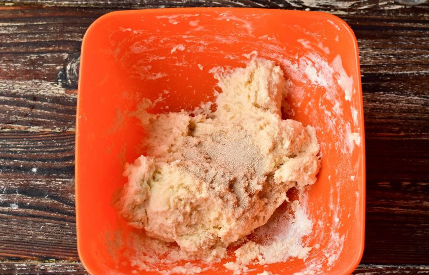 1. Этап. Чак-чак, который тает во рту: Добавьте остальную муку, перемешайте. Затем всыпьте быстродействующие дрожжи. Замесите тесто.