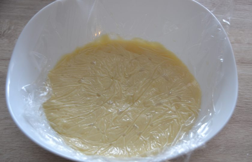 1. Этап. Эклеры со сметанным кремом: Накройте пищевой пленкой 