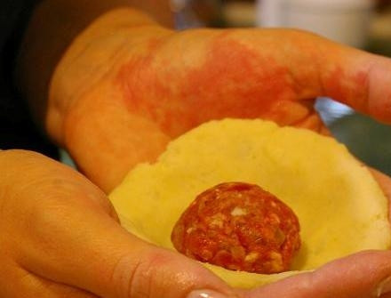 1. Этап. Цеппелины: Из шариков сделайте лепёшки. Внутрь каждой уложите фарш.