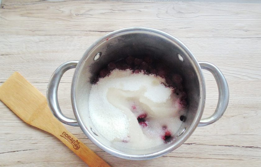 1. Этап. Варенье из замороженной вишни без косточек: Влейте в кастрюлю 50 мл. воды.