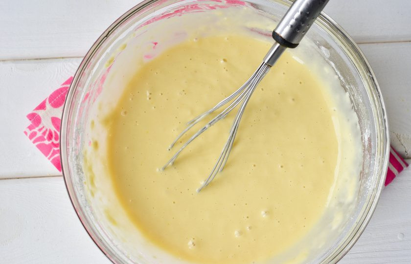 1. Этап. Оладьи на кефире с кипятком: Хорошо перемешайте тесто.