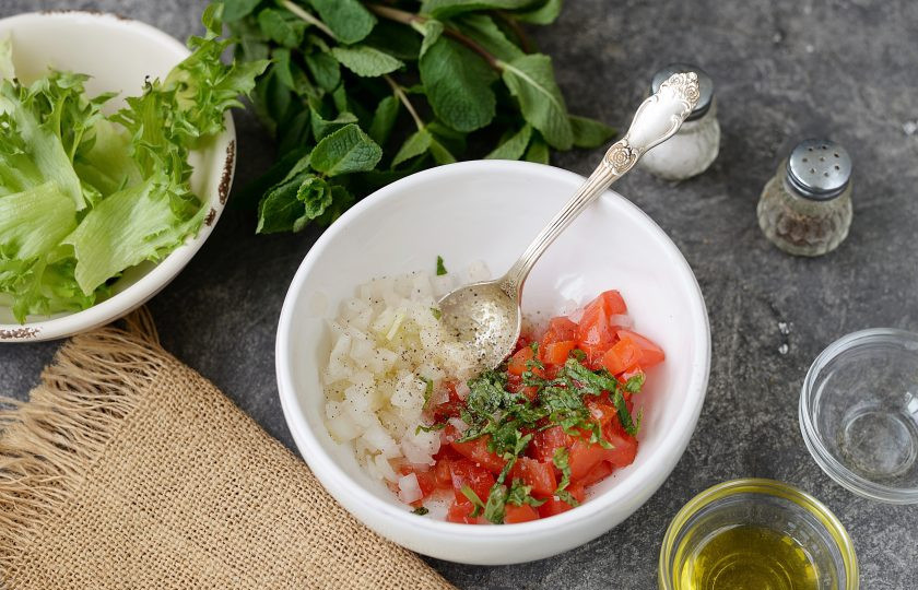 1. Этап. Карпаччо из сибаса: Тщательно все перемешайте.