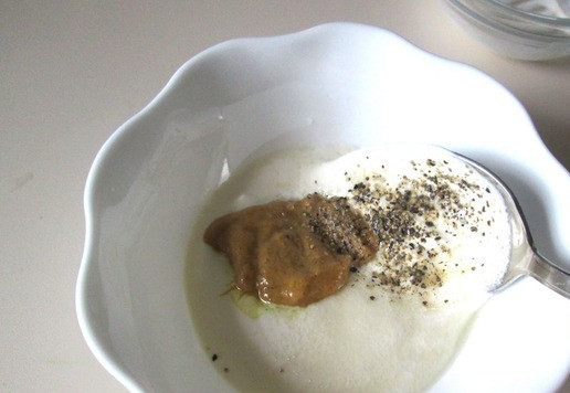 1. Этап. Салат из брюссельской капусты: Из сметаны и горчицы приготовить соус, заправить солью, сахаром и чёрным перцем. Количество горчицы, а также соли, брать по своему вкусу. Я добавила соль и сахар по щепотке.