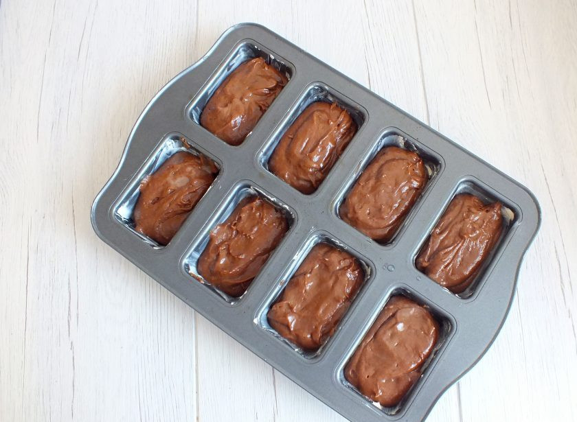 1. Этап. Кексы Несквик: Форму для кексов смажьте маслом, выложите тесто на 2/3 формы.