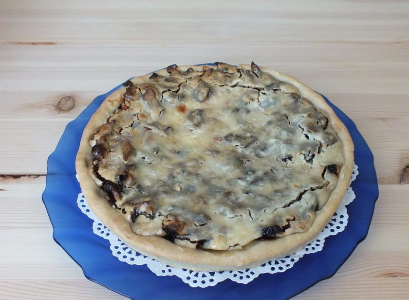 1. Этап. Пирог с черносливом и сметаной: Переложите пирог на блюдо и охладите.