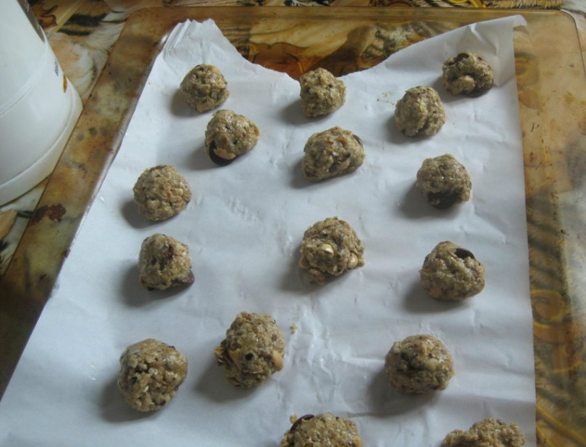 1. Этап. Детское овсяное печенье: Разламываем плитку шоколада. Добавляем в овсянку немного муки и раздробленный шоколад. Еще я решила добавить немного дробленых грецких орехов. Не помешает уж точно! Все тщательно перемешиваем. Скатываем руками шарики и кладем их на смазанную маслом пергаментную бумагу. Немного сплющиваем и ставим выпекать на противне при 180 градусах на полчасика.