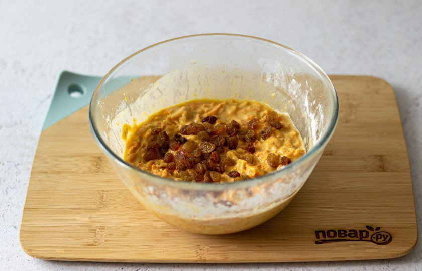 1. Этап. Веганский морковный кекс: Добавьте изюм, а в конце добавьте яблочный уксус. Еще раз все перемешайте.