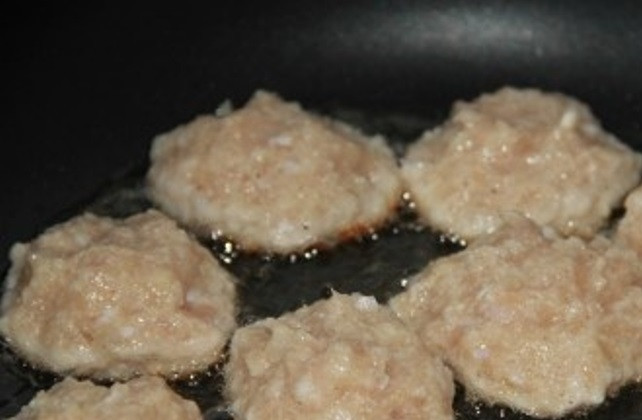 1. Этап. Куриные котлеты в томатном соусе: Из фарша сформируйте котлеты и обжарьте на растительном масле до золотистой корочки.