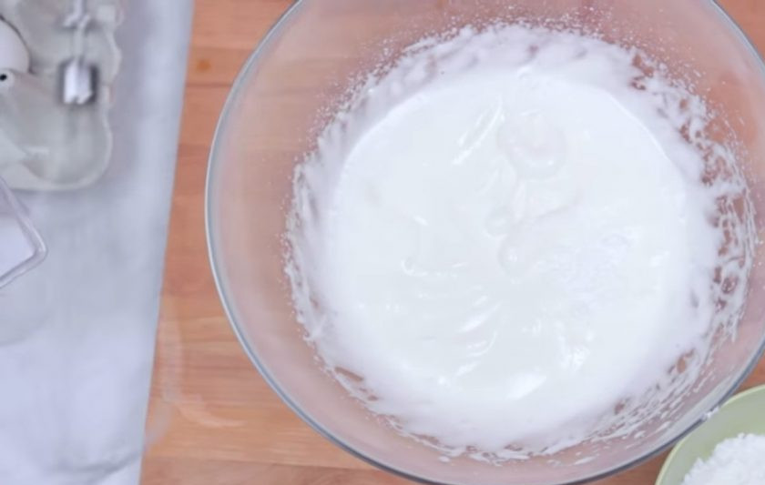 1. Этап. Малышки-безе: 2. Начните взбивать белки миксером на маленькой скорости до того, пока не появится легкая пена. Затем по столовой ложке введите сахарную пудру, взбивая массу на средней скорости, добавив маленькую щепотку лимонной кислоты.