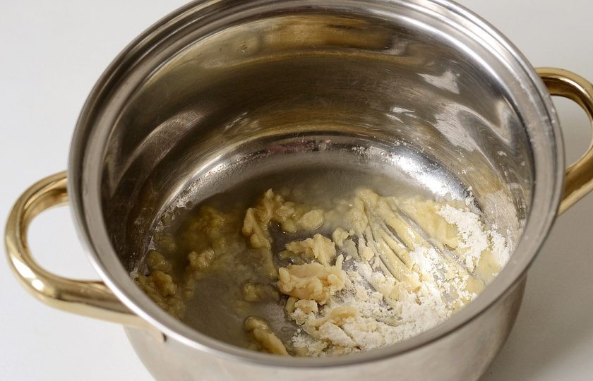 1. Этап. Ленивые вегетарианские голубцы: Для подливки обжарьте муку на растительном масле до золотистого цвета.