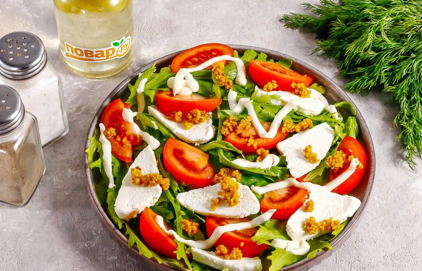 1. Этап. Салат с рукколой и адыгейским сыром: Нарисуйте майонезом сеточку, выложите зерновую горчицу или замените ее обычной магазинной, сделанной из порошка.