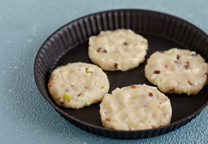 1. Этап. Печенье из рисовой муки: Сформируйте печенье толщиной примерно 1-2 см. Выпекайте его в духовке 15-20 минут.