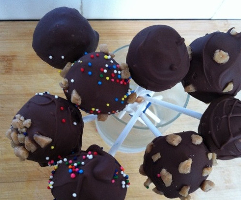 1. Этап. Шоколадные кейк-попсы: 10. Сразу же украсьте десерт кулинарной посыпкой. Оставьте кейк-попсы застывать в холодильнике. Потом наслаждайтесь!