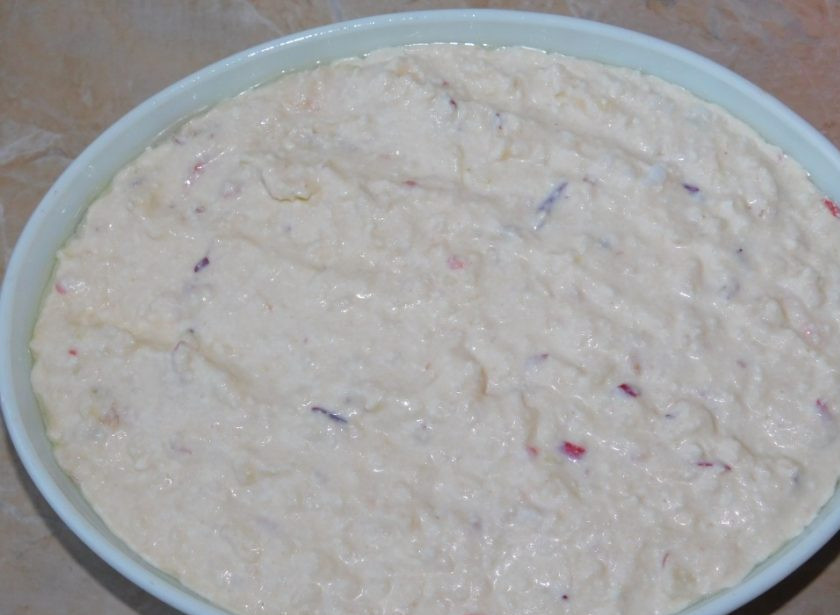 1. Этап. Яблочный творожник: Затем аккуратно введите в тесто взбитые белки. Выложите готовую массу в форму для запекания. Готовьте творожник в духовке при 180 градусах минут 50.