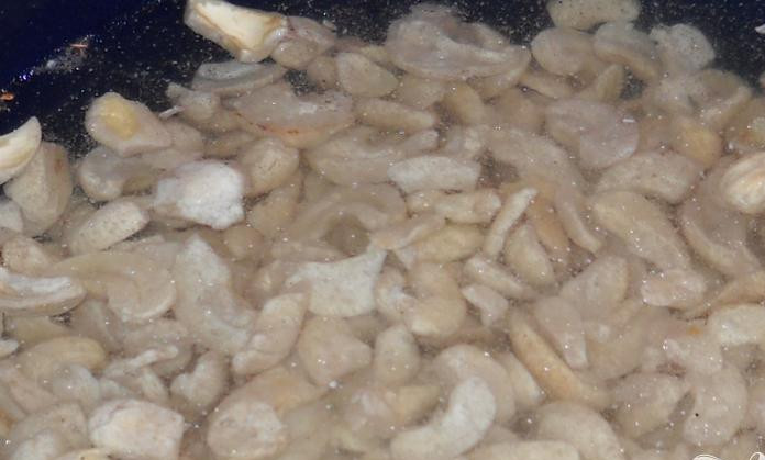 1. Этап. Витаминный напиток из персика и черники: 1. За 4-8 часов до приготовления напитка замочите орехи кэшью в воде. Перед приготовлением коктейля воду тщательно слейте. Орехи поместите в блендер и размелите до однообразного крема.