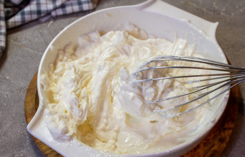 1. Этап. Шоколадный рулет без муки: Для крема соедините сливки, сливочный сыр и сахарную пудру. Перемешайте венчиком.