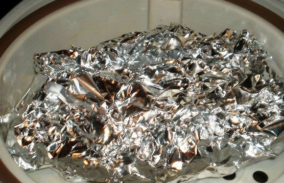 1. Этап. Копченая скумбрия в мультиварке: Меньший лист фольги сверните в виде чаши, чтобы сок не вытекал наружу, большой лист плотно заверните вокруг меньшего листа с рыбой. Поместите сверток на решетку мультиварки, включите режим варки на 70 минут и закройте крышку. По истечению времени остудите скумбрию в мультиварке и выньте из фольги.