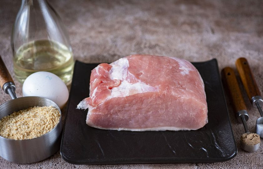 1. Этап. Котлеты отбивные из свинины: Соберите все ингредиенты по указанному списку. Корейку помойте в холодной воде и просушите бумажными полотенцами.