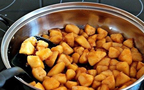 1. Этап. Карамельные блинчики с яблоками: 8. Добавляем яблоки в карамель, снова ставим на плиту и готовим, помешивая, пока карамель не впитается.