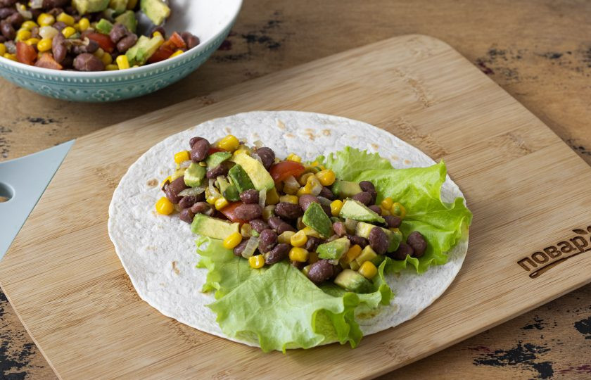 1. Этап. Бурито с кукурузой: Добавьте начинку и сверните лепешку в ролл.