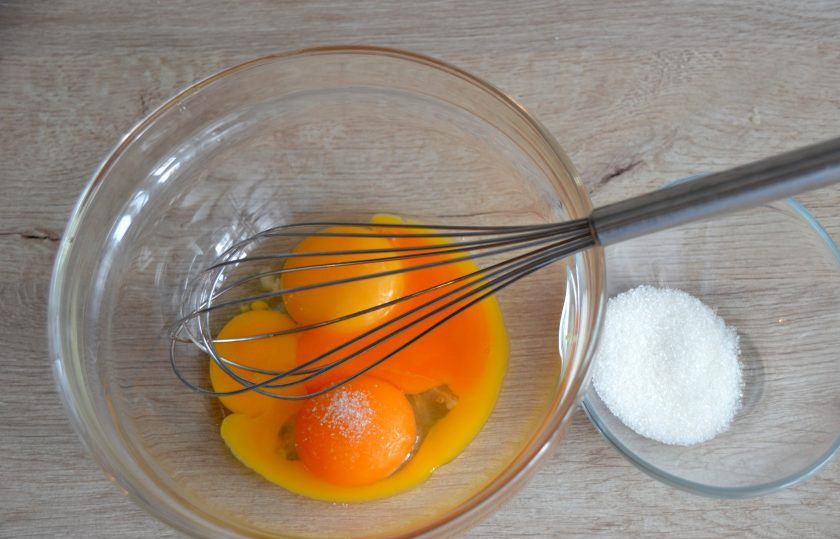 1. Этап. Суфле Крем-брюле: В миску отделите яичные желтки, всыпьте остатки сахара.