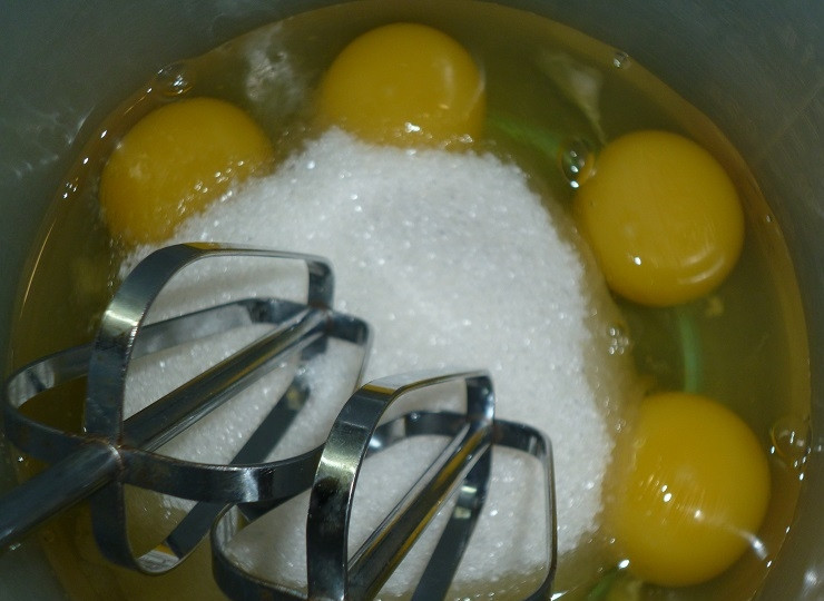 1. Этап. Торт Чародейка по ГОСТу: Займитесь тестом. Яйца взбейте венчиком или миксером с сахаром и солью.