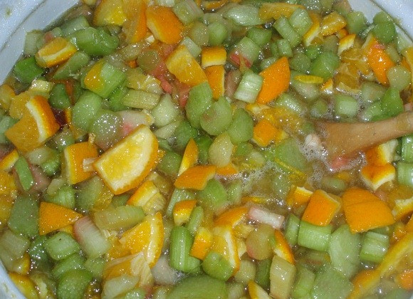 1. Этап. Варенье из ревеня с апельсином: Как только появился сок, ставим кастрюлю на огонь.