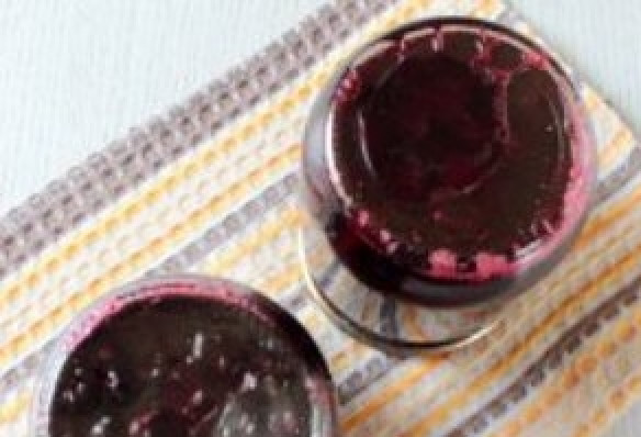 1. Этап. Вишневое варенье в мультиварке: Переворачиваем банки, укутываем их во что-нибудь теплое и оставляем до полного остывания.