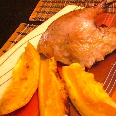 1. Этап. Утка, запеченная с апельсинами: Подавать лучше всего с дольками свежего апельсина и каким-нибудь гарниром (например, рисом). Приятного аппетита! :)