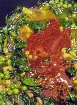 1. Этап. Салат с необычным соусом Зелёная богиня: Приготовить соус, смешав в отдельной ёмкости пасту тахинную, сахар, перец красный жгучий, соевый соус, бальзамик и воду. Взбить с помощью вилки. Выложить на шпинатную смесь.