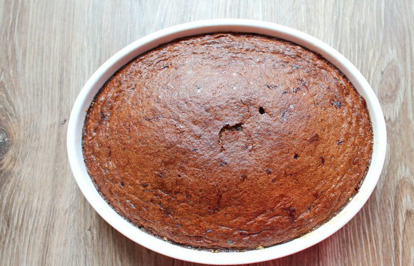 1. Этап. Шоколадный манник с вишней: Поставьте форму с манником в горячую духовку и выпекайте в течение 35-40 минут при температуре 180 градусов, до готовности. Достаньте манник и полностью остудите.