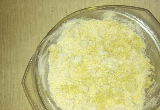 1. Этап. Чечевично-злаковые лепёшки с зеленью: Перемешайте сначала ложкой.