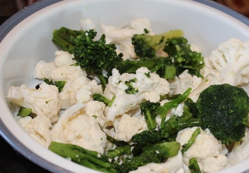 1. Этап. Брокколи в мультиварке Редмонд: 1. Для начала вымойте капусту и разделите ее на отдельные соцветия. В мультиварку залейте воду. Установите специальное приспособление для варки на пару. Переложите брокколи. Установите таймер на 15 минут и способ приготовления «Пароварка».