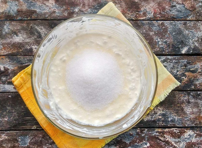 1. Этап. Творожная запеканка с печеньем: Всыпьте сахар и манку.