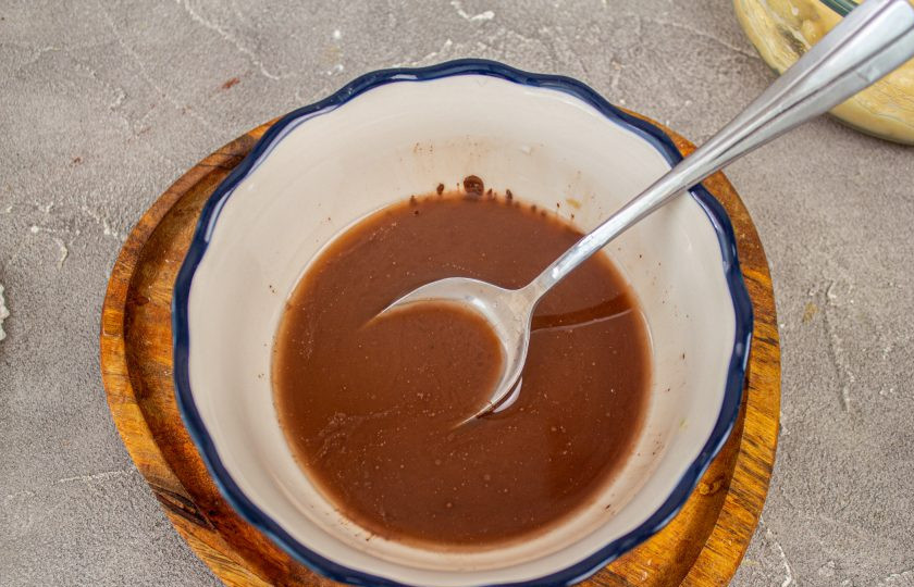 1. Этап. Банановый фадж: Отправьте ингредиенты на водяную баню или растопите в микроволновке. Дайте немного остыть шоколадно-кокосовой массе.