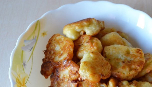 1. Этап. Цветная капуста в тесте: Дайте жиру стечь с готовой цветной капусты в тесте. Подаем с соусом. Приятного аппетита!