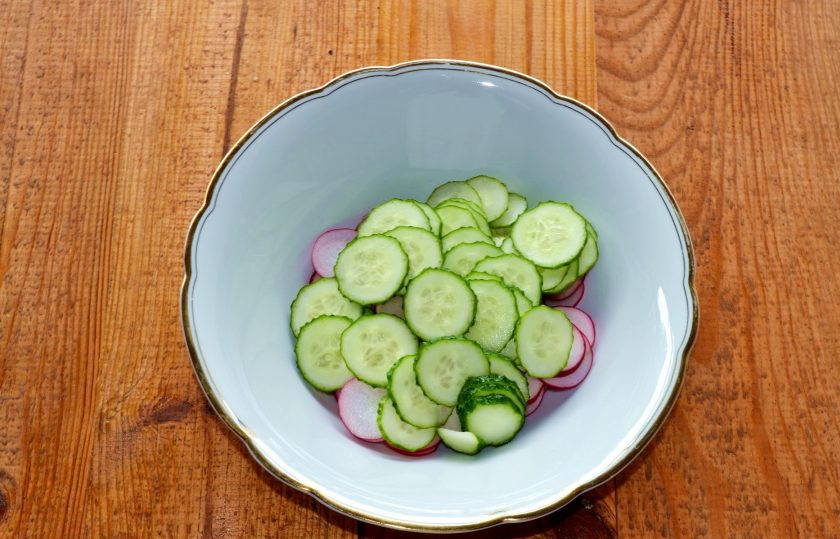 1. Этап. Салат из редиса с огурцом и яйцом: Следом нарежьте огурец.