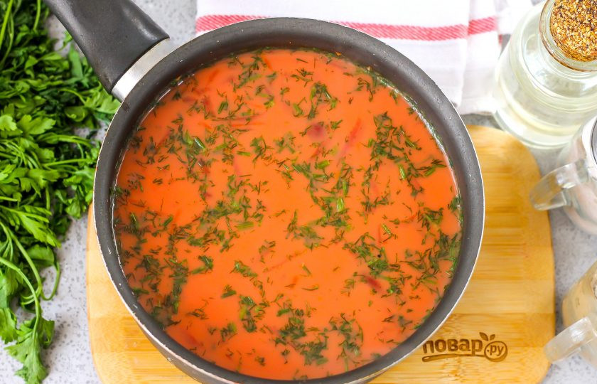 1. Этап. Еврейский борщ: Измельчите промытый укроп и добавьте его в емкость с приготовленным борщом, протомите первое на плите еще 1-2 минуты. В этот момент можно спрессовать в борщ зубчик чеснока, предварительно очистив его и промыв в воде.