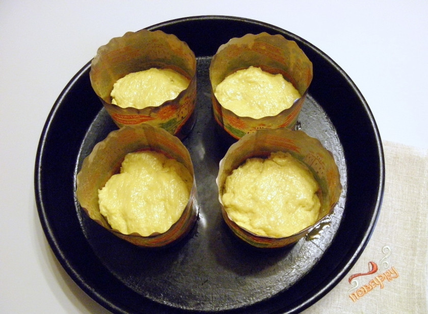 1. Этап. Пасхальный кулич: Смажьте формочки любым кулинарным жиром или растительным маслом рафинированным. Наполните тестом наполовину, не больше, тесто хорошо поднимается! Дайте куличам 20-25 минут расстойки. Испеките куличи при 180 градусах (минут 30-40), следите.