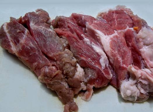 1. Этап. Люля-кебаб в духовке: Подготовьте мясо - помойте, очистите от пленок и нарежьте на кусочки.